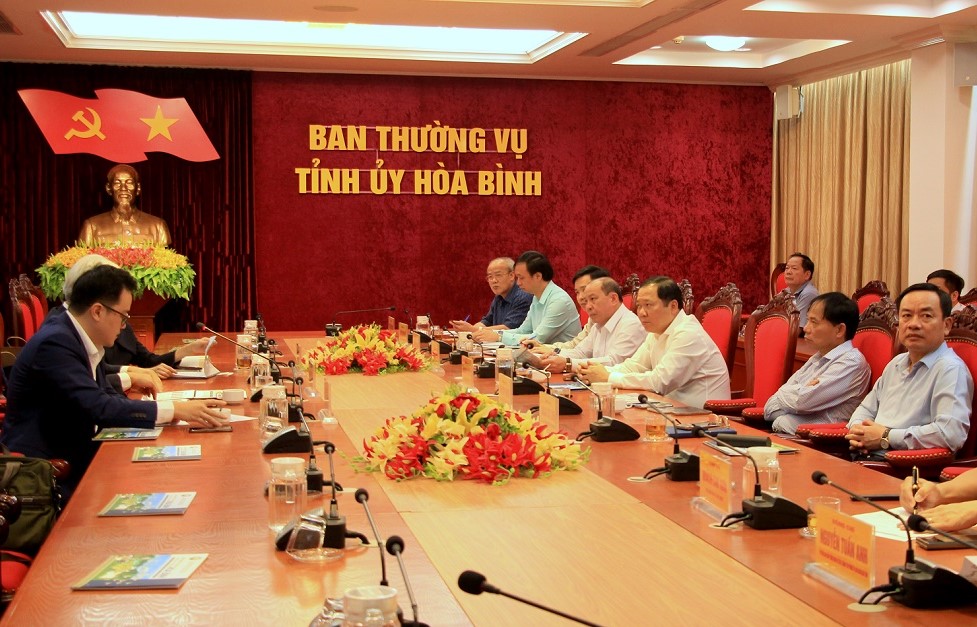 C&amp;aacute;c đại biểu trao đổi về cơ hội đầu tư v&amp;agrave;o v&amp;ugrave;ng hồ H&amp;ograve;a B&amp;igrave;nh.