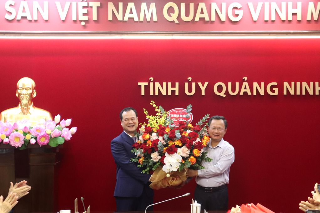 Đồng ch&amp;iacute; Cao Tường Huy, Quyền Chủ tịch UBND tỉnh Quảng Ninh tặng hoa ch&amp;uacute;c mừng đồng ch&amp;iacute; Điệp Văn Chiến.