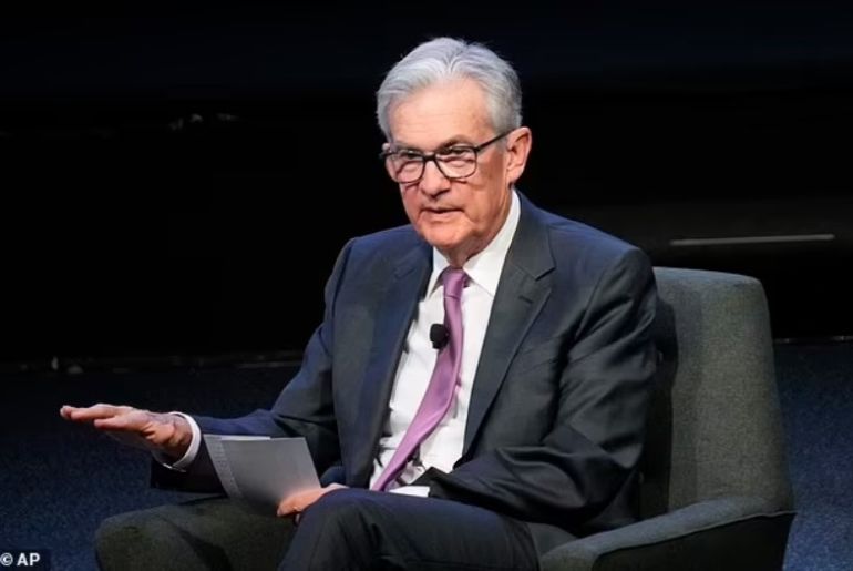 Chủ tịch Cục Dự trữ Li&amp;ecirc;n bang Hoa Kỳ Jerome Powell (trong ảnh) b&amp;aacute;c bỏ suy đo&amp;aacute;n rằng việc giữ nguy&amp;ecirc;n l&amp;atilde;i suất hiện tại c&amp;oacute; nghĩa l&amp;agrave; &amp;iacute;t c&amp;oacute; khả năng xảy ra một đợt tăng l&amp;atilde;i suất kh&amp;aacute;c