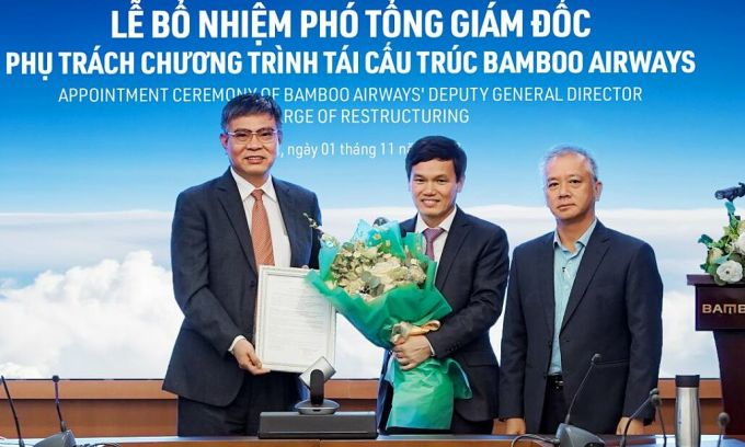 &amp;Ocirc;ng Lương Ho&amp;agrave;i Nam (b&amp;ecirc;n tr&amp;aacute;i), trao quyết bổ nhiệm Ph&amp;oacute; Tổng Gi&amp;aacute;m đốc cho &amp;ocirc;ng Nguyễn Thượng Ho&amp;agrave;ng Hải (Ở giữa)