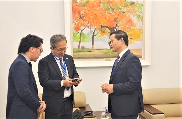 Ph&amp;oacute; Chủ tịch Thường trực UBND tỉnh Vương Quốc Tuấn trao đổi với Đại sứ Nhật Bản tại Việt Nam Yamada Takio b&amp;ecirc;n lề Hội nghị.
