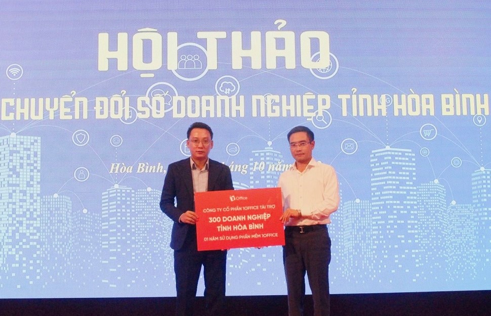 L&amp;atilde;nh đạo Sở Th&amp;ocirc;ng tin v&amp;agrave; Truyền th&amp;ocirc;ng H&amp;ograve;a B&amp;igrave;nh tiếp nhận t&amp;agrave;i trợ, ưu đ&amp;atilde;i của c&amp;aacute;c doanh nghiệp