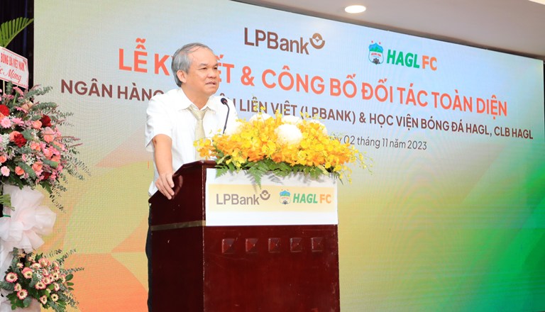 Đo&amp;agrave;n Nguy&amp;ecirc;n Đức (bầu Đức), qua đ&amp;oacute; cam kết đồng h&amp;agrave;nh c&amp;ugrave;ng Học viện trong h&amp;agrave;nh tr&amp;igrave;nh ươm mầm những t&amp;agrave;i năng b&amp;oacute;ng đ&amp;aacute; trẻ.   Đ&amp;aacute;p lại những kỳ vọng của LPBank, bầu Đức chia sẻ: &amp;ldquo;Với điểm tựa vững chắc từ LPBank, Học viện v&amp;agrave; CLB B&amp;oacute;ng đ&amp;aacute; LPBank - HAGL sẽ c&amp;oacute; những bước ph&amp;aacute;t triển mạnh mẽ, chuy&amp;ecirc;n nghiệp