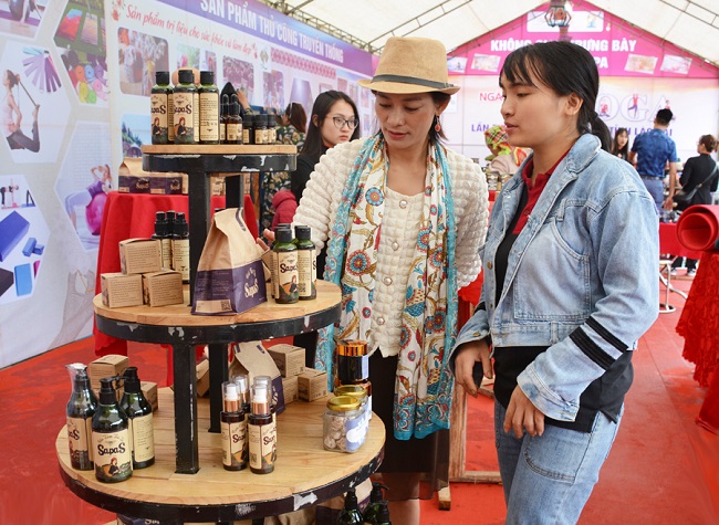 Kệ trưng b&amp;agrave;y, giới thiệu sản phẩm dược liệu tại thị x&amp;atilde; Sa Pa.