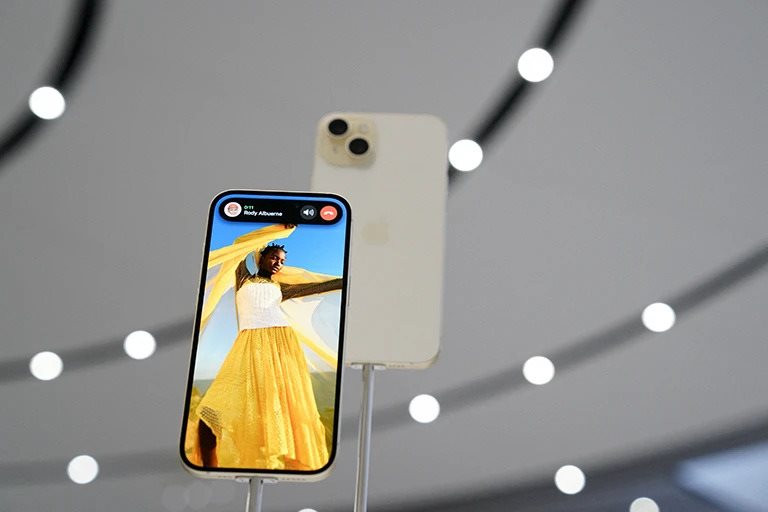 Bất chấp doanh thu sụt giảm, CEO Tim Cook cho biết qu&amp;yacute; 3 l&amp;agrave; một qu&amp;yacute; đạt doanh thu kỷ lục với iPhone