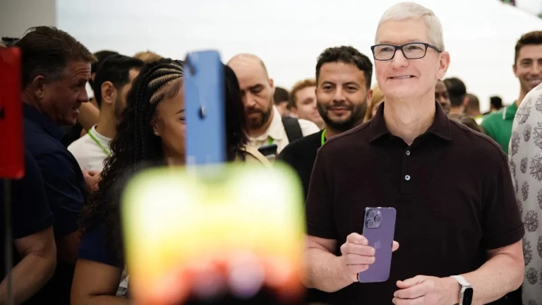 Tim Cook cũng nhấn mạnh về vai tr&amp;ograve; quan trọng của Việt Nam trong việc mở rộng thị trường của Apple