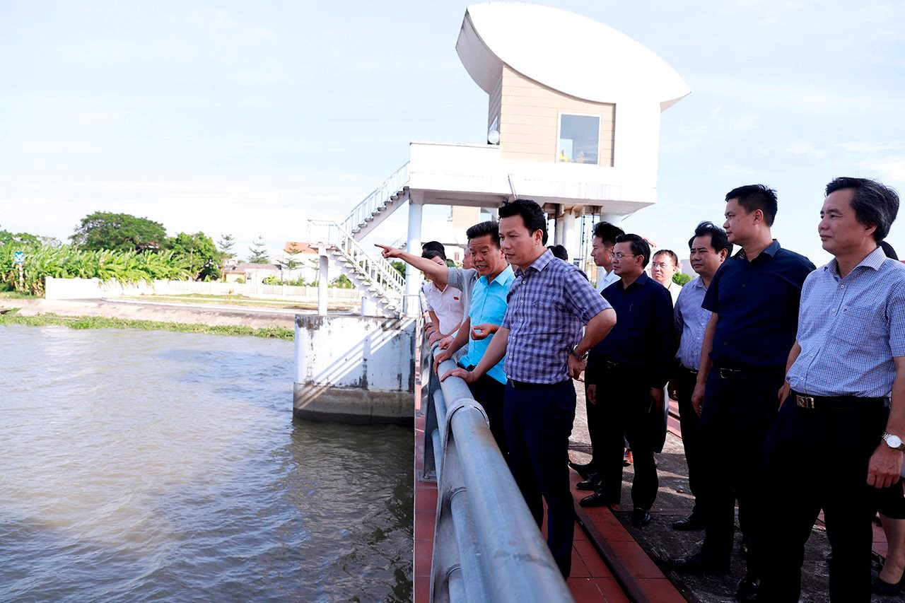 Bộ trưởng Đặng Quốc Kh&amp;aacute;nh kiểm tra thực địa tại khu vực &amp;ocirc; nhiễm của hệ thống thủy lợi Bắc Hưng Hải