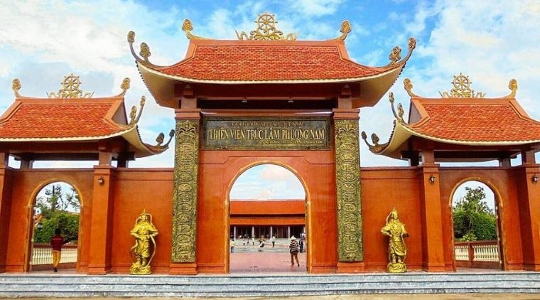Cổng ch&amp;iacute;nh v&amp;agrave;o  Thiền viện Tr&amp;uacute;c L&amp;acirc;m Phương Nam