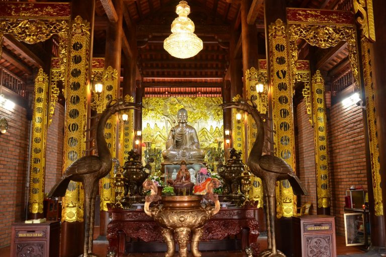 B&amp;ecirc;n trong gian điện thờ