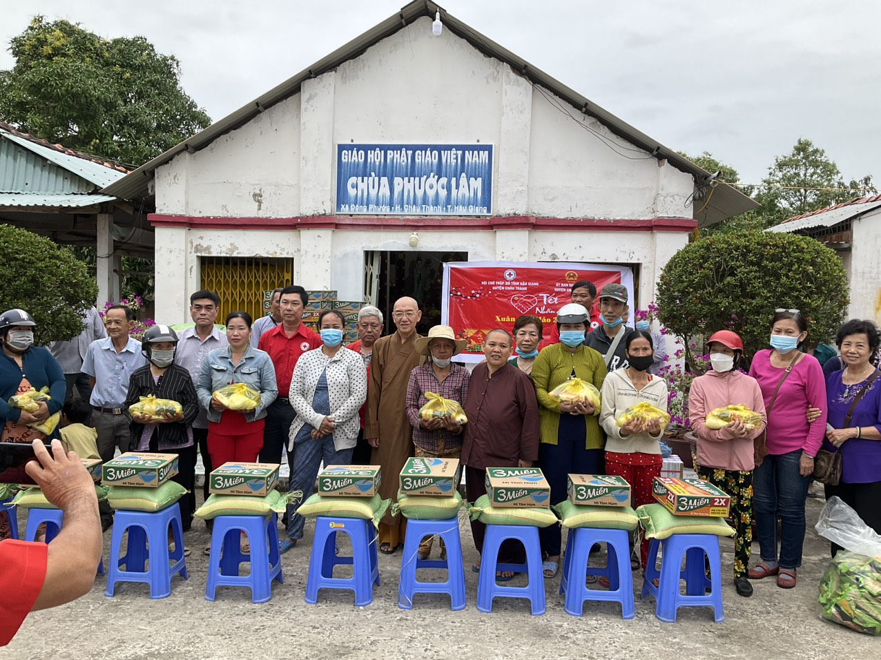 Thượng tọa Th&amp;iacute;ch B&amp;igrave;nh T&amp;acirc;m- Trụ tr&amp;igrave; Thiền viện Tr&amp;uacute;c L&amp;acirc;m Phương Nam trao  qu&amp;agrave;  từ thiện x&amp;atilde; hội cho b&amp;agrave; con ngh&amp;egrave;o tại địa phương v&amp;agrave; c&amp;aacute;c v&amp;ugrave;ng l&amp;acirc;n cận