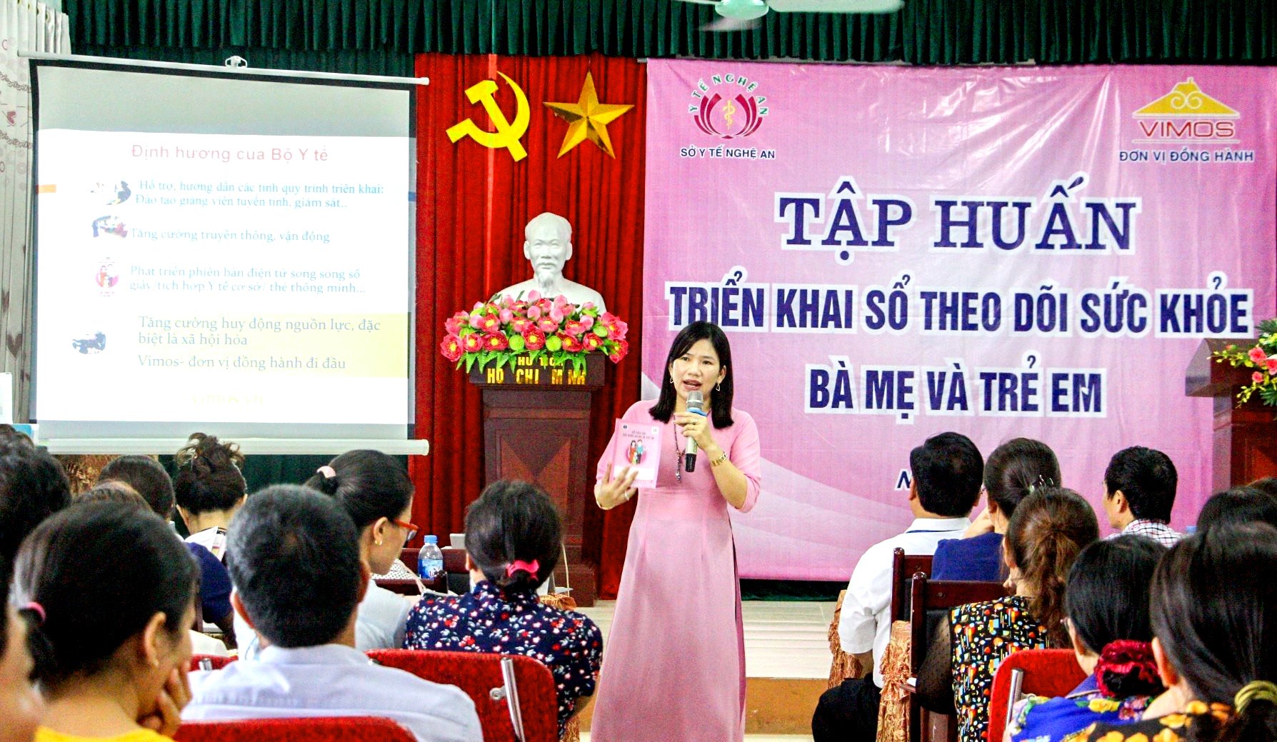 Chị Thanh H&amp;ograve;a lu&amp;ocirc;n tận t&amp;acirc;m với những hoạt đồng cộng đồng