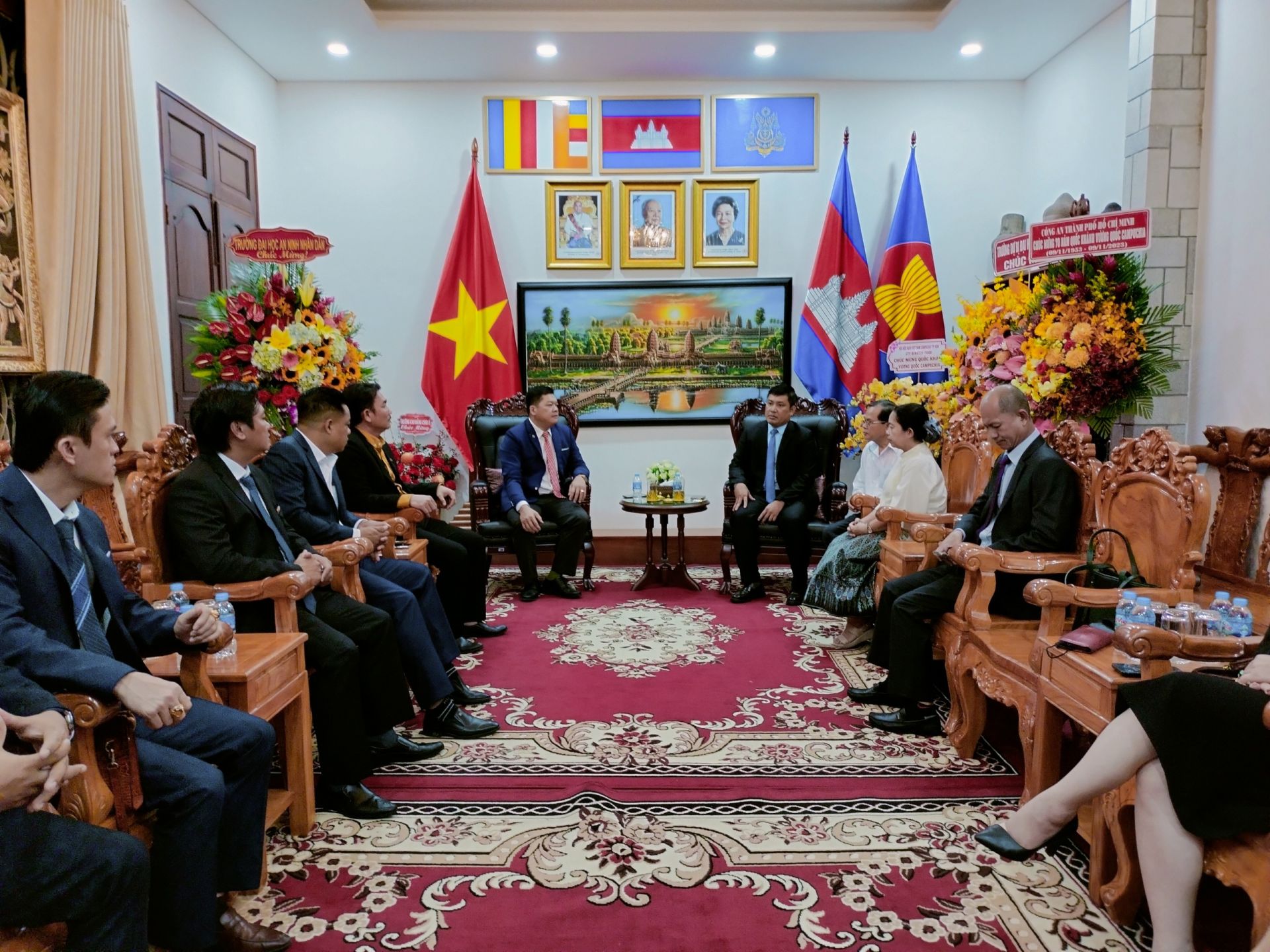 Đo&amp;agrave;n đến thăm v&amp;agrave; ch&amp;uacute;c mừng Tổng L&amp;atilde;nh sự qu&amp;aacute;n Campuchia tại TP.HCM
