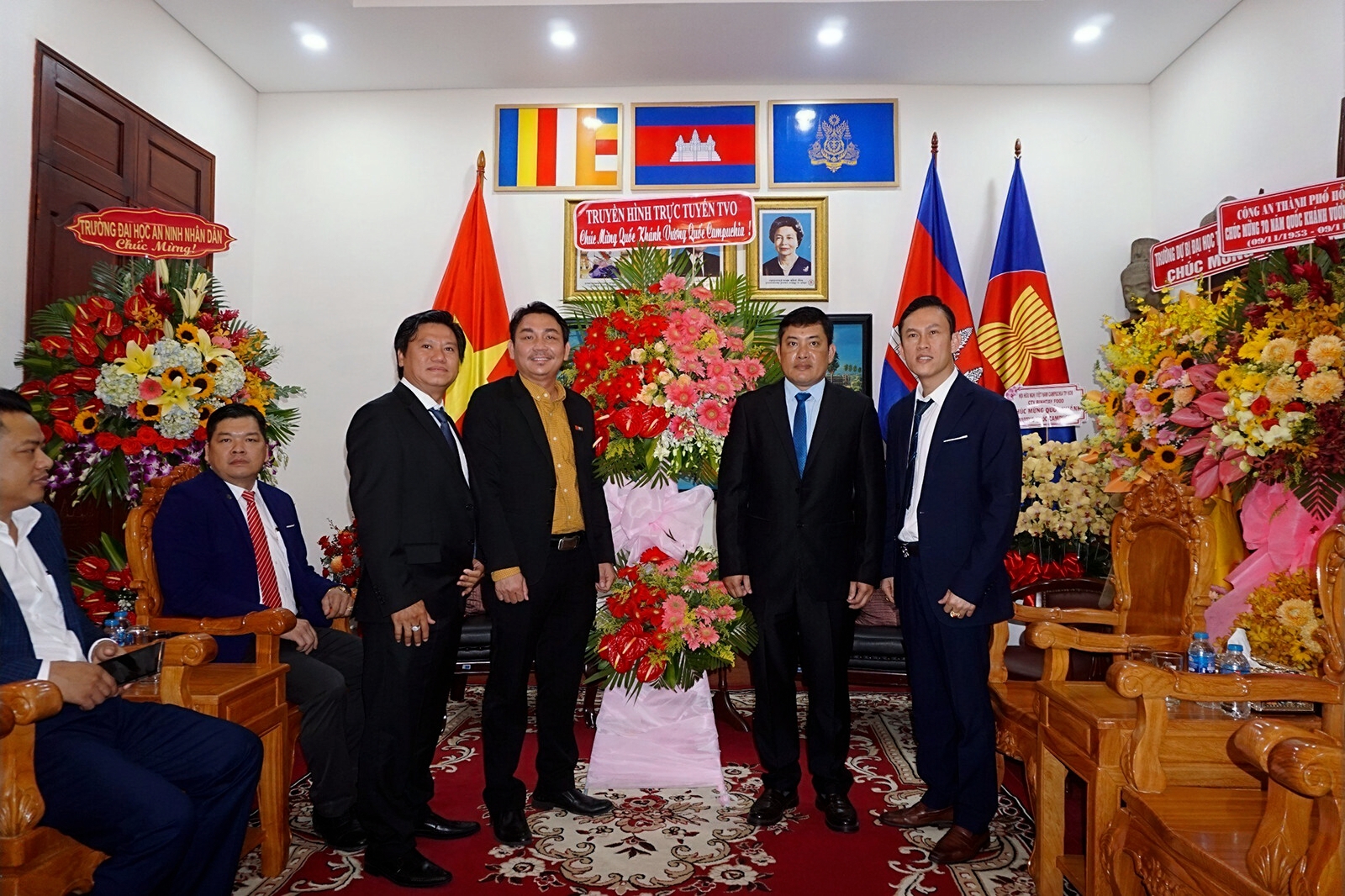C&amp;ocirc;ng ty CP C&amp;ocirc;ng nghệ Truyền h&amp;igrave;nh Việt Nam trực tuyến TVO ch&amp;uacute;c mừng đến Tổng l&amp;atilde;nh sự qu&amp;aacute;n Campuchia tại TP.HCM
