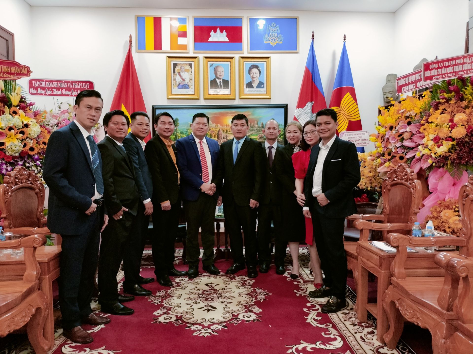 tạp ch&amp;iacute; Doanh nghiệp v&amp;agrave; Hội nhập - VPĐD tại TP. HCM phối hợp c&amp;ugrave;ng C&amp;ocirc;ng ty CP C&amp;ocirc;ng nghệ truyền h&amp;igrave;nh Việt Nam trực tuyến -TVO c&amp;ugrave;ng đại diện Đo&amp;agrave;n Doanh nghiệp đ&amp;atilde; đến thăm v&amp;agrave; ch&amp;uacute;c mừng Tổng L&amp;atilde;nh sự qu&amp;aacute;n Campuchia tại TP.HCM