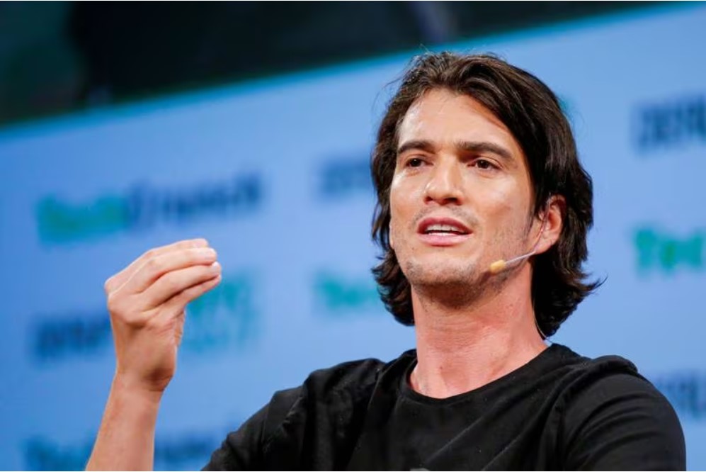 Adam Neumann, người s&amp;aacute;ng lập WeWork, đ&amp;atilde; phải từ chức gi&amp;aacute;m đốc điều h&amp;agrave;nh của c&amp;ocirc;ng ty v&amp;agrave;o năm 2019 sau khi Tập đo&amp;agrave;n SoftBank của Nhật Bản tung ra chiếc phao cứu sinh cho c&amp;ocirc;ng ty đang ốm yếu.&amp;nbsp;Reuters