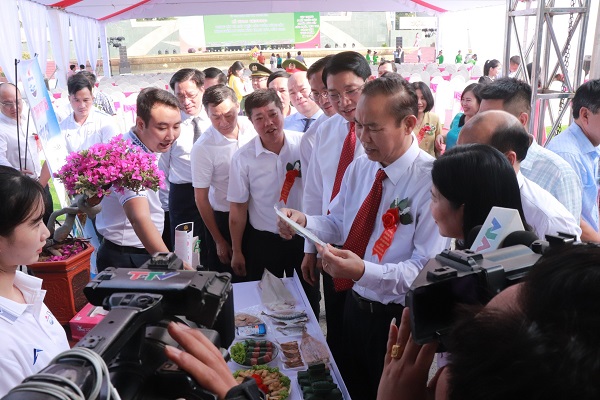 C&amp;aacute;c đại biểu đi tham quan c&amp;aacute;c gian h&amp;agrave;ng giới thiệu sản phẩm
