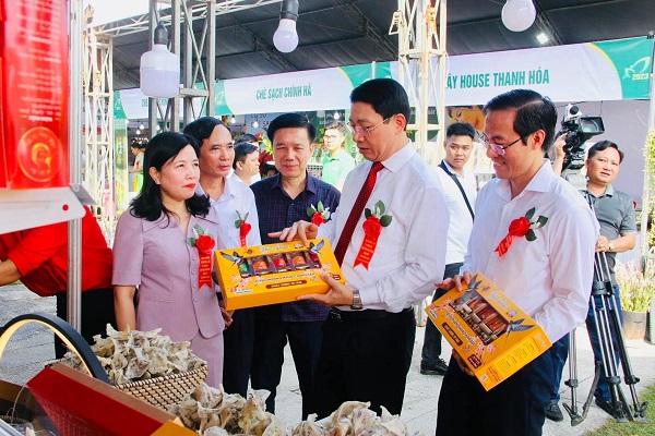 C&amp;aacute;c đại biểu đến thăm gian h&amp;agrave;ng của sản phẩm yến s&amp;agrave;o xứ Thanh
