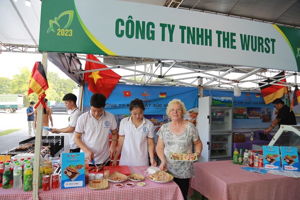200 gian h&amp;agrave;ng của c&amp;aacute;c doanh nghiệp, HTX,... trong v&amp;agrave; ngo&amp;agrave;i tỉnh tham gia trưng b&amp;agrave;y, giới thiệu sản phấm