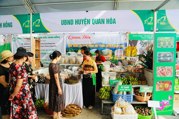 Gian h&amp;agrave;ng nhiều sản phẩm đặc sắc của huyện Quan Ho&amp;aacute;