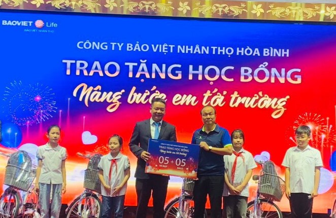 C&amp;ocirc;ng ty Bảo Việt nh&amp;acirc;n thọ H&amp;ograve;a B&amp;igrave;nh trao tặng học bổng cho 5 học sinh c&amp;oacute; th&amp;agrave;nh t&amp;iacute;ch học tập tốt.