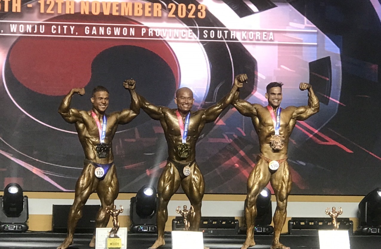 VĐV Hồ Huy B&amp;igrave;nh (giữa), nh&amp;agrave; v&amp;ocirc; địch thế giới ở hạng c&amp;acirc;n 70kg nam