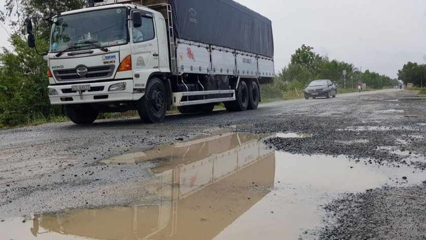 Quốc lộ 62 xuống cấp nghi&amp;ecirc;m trọng v&amp;agrave; nguy cơ tai nạn giao th&amp;ocirc;ng