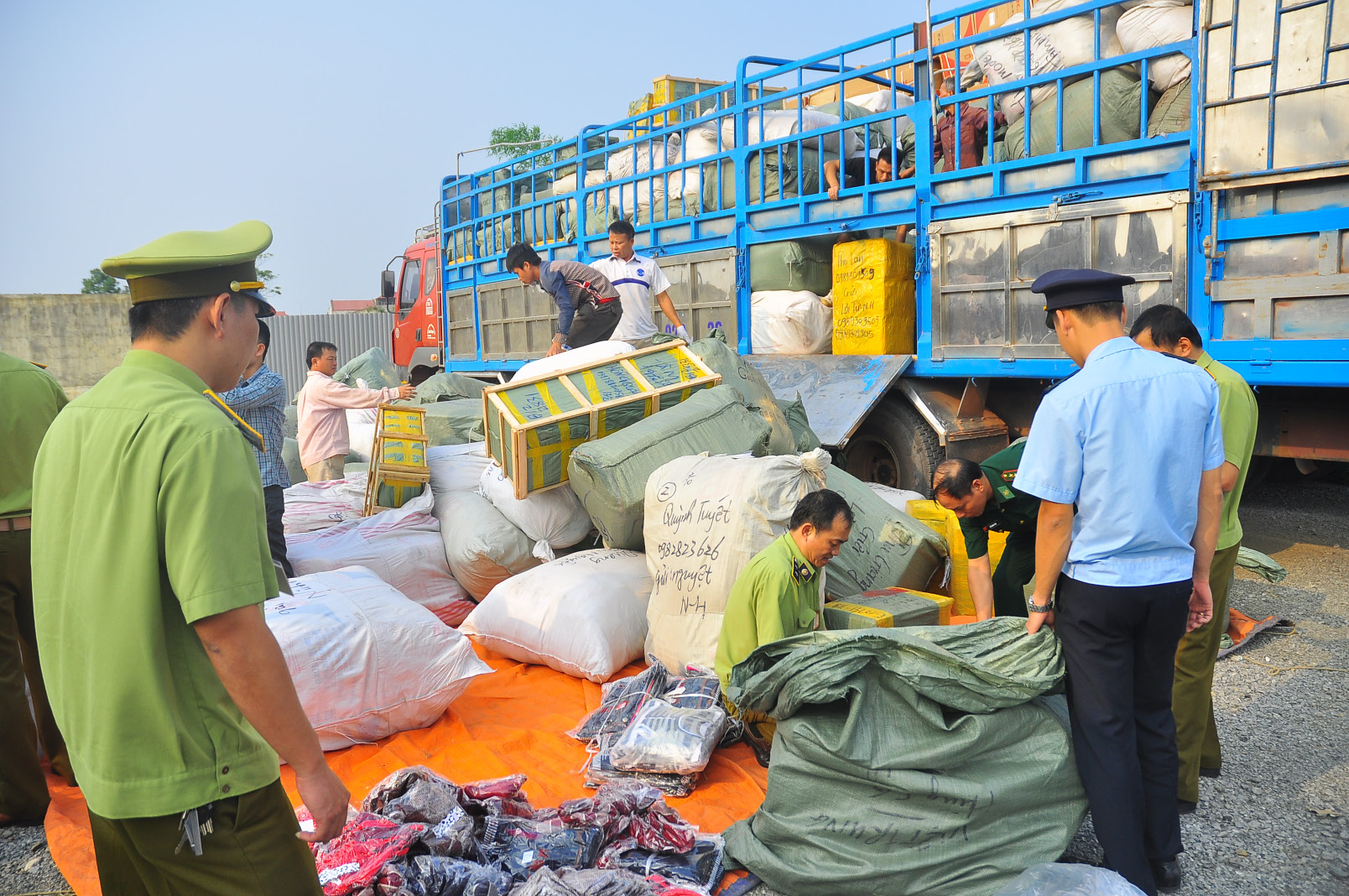 Cao điểm chống bu&amp;ocirc;n lậu, gian lận thương mại v&amp;agrave; h&amp;agrave;ng giả dịp Tết Gi&amp;aacute;p Th&amp;igrave;n