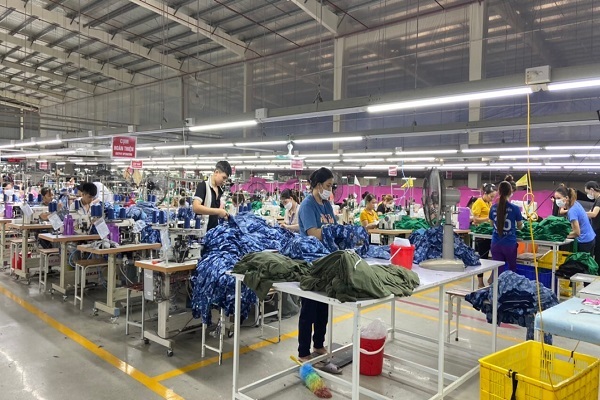 C&amp;acirc;u chuyện kết nạp đảng trong đội ngũ c&amp;ocirc;ng nh&amp;acirc;n vẫn l&amp;agrave; c&amp;acirc;u chuyện c&amp;ograve;n kh&amp;ocirc;ng &amp;iacute;t kh&amp;oacute; khăn (ảnh c&amp;ocirc;ng nh&amp;acirc;n c&amp;ocirc;ng ty may xuất khẩu Trường Thắng, huyện N&amp;ocirc;ng Cống)