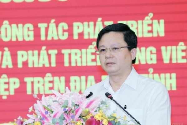 Đồng ch&amp;iacute; B&amp;ugrave;i Tuấn Tự, Ph&amp;oacute; Trưởng Ban Quản l&amp;yacute; Khu Kinh tế Nghi Sơn v&amp;agrave; c&amp;aacute;c Khu c&amp;ocirc;ng nghiệp n&amp;ecirc;u ra những giải ph&amp;aacute;p để ph&amp;aacute;t triển tổ chức đảng v&amp;agrave; kết nạp đảng vi&amp;ecirc;n tại đơn vị