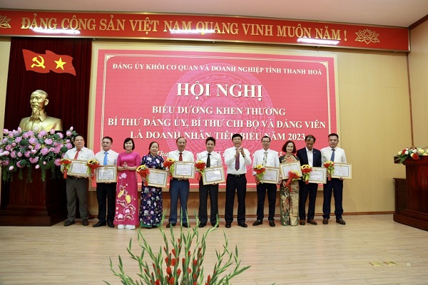 Hằng năm, Đảng uỷ khối cơ quan v&amp;agrave; doanh nghiệp tỉnh Thanh Ho&amp;aacute; đều tổ chức hội nghị biểu dương khen thưởng B&amp;iacute; thư Đảng uỷ, B&amp;iacute; thư Chi bộ v&amp;agrave; đảng vi&amp;ecirc;n l&amp;agrave; doanh nh&amp;acirc;n ti&amp;ecirc;u biểu