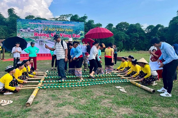 Nhiều tr&amp;ograve; chơi d&amp;acirc;n dan được diễn ra tại lễ hội