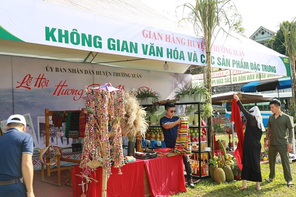 Gian h&amp;agrave;ng đặc sản của huyện chủ nh&amp;agrave; Thường Xu&amp;acirc;n