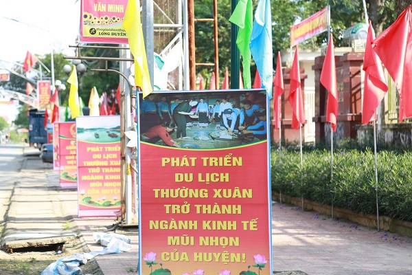 Pa n&amp;ocirc;, &amp;aacute;p ph&amp;iacute;ch ch&amp;agrave;o mừng Li&amp;ecirc;n hoan Văn nghệ d&amp;acirc;n gian - Phi&amp;ecirc;n chợ v&amp;ugrave;ng cao v&amp;agrave; Lễ hội Văn ho&amp;aacute; Hương sắc v&amp;ugrave;ng cao được bố tr&amp;iacute; khắp c&amp;aacute;c trục đường ch&amp;iacute;nh tại thị trấn Thường Xu&amp;acirc;n.