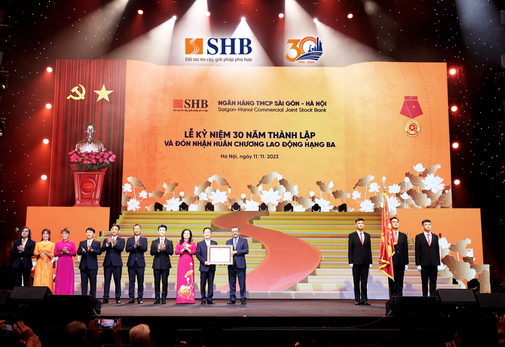Ủy vi&amp;ecirc;n Ban Chấp h&amp;agrave;nh Trung ương Đảng, Ph&amp;oacute; B&amp;iacute; thư Th&amp;agrave;nh ủy, Chủ tịch UBND TP. H&amp;agrave; Nội thay mặt Đảng v&amp;agrave; Nh&amp;agrave; nước trao Hu&amp;acirc;n chương Lao động hạng Ba cho Ng&amp;acirc;n h&amp;agrave;ng SHB