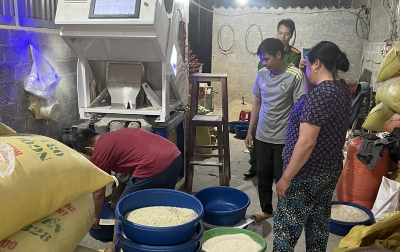Gia đ&amp;igrave;nh &amp;ocirc;ng Kh&amp;oacute;n đang chỉ đạo một số lao động xay x&amp;aacute;t gạo S&amp;eacute;ng c&amp;ugrave; v&amp;agrave; d&amp;ugrave;ng l&amp;aacute; dứa nghiền nhỏ nhuộm xanh gạo
