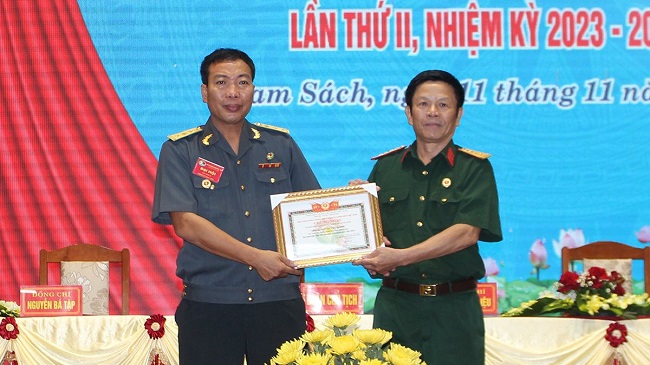 L&amp;atilde;nh đạo hội Cựu chiến binh tỉnh trao giấy chứng nhận đạt danh hiệu sản xuất, kinh giỏi năm 2022 của Trung ương Hội Cựu chiến binh Việt Nam cho hội vi&amp;ecirc;n Nguyễn Tiến Đương (ở x&amp;atilde; Nam T&amp;acirc;n)