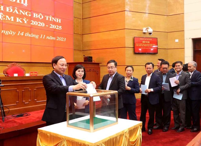 C&amp;aacute;c đại biểu bỏ phiếu nhất tr&amp;iacute; giới thiệu c&amp;aacute;n bộ nhằm kiện to&amp;agrave;n nh&amp;acirc;n sự chủ chốt của tỉnh Quảng Ninh