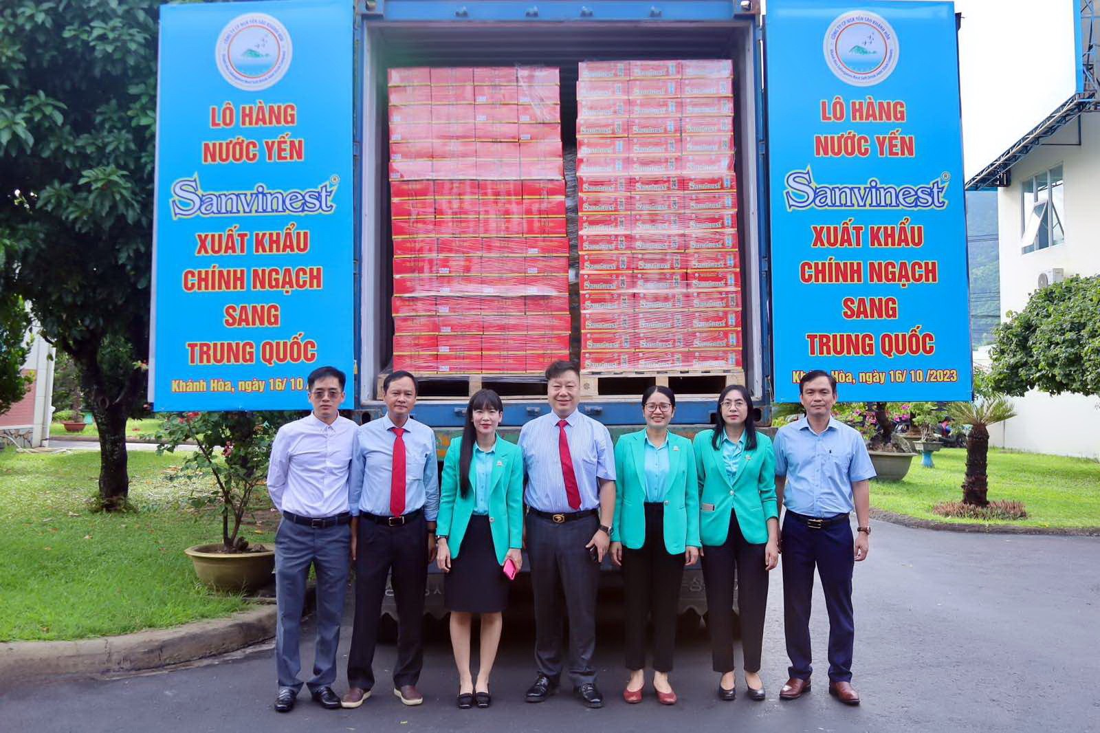 L&amp;atilde;nh đạo C&amp;ocirc;ng Ty SANVINEST v&amp;agrave; l&amp;ocirc; h&amp;agrave;ng đầu ti&amp;ecirc;n xuất khẩu sang Trung Quốc