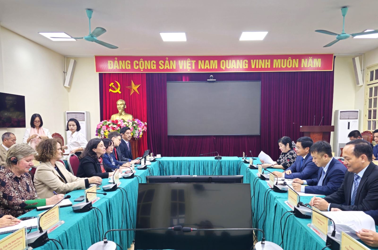 To&amp;agrave;n cảnh buổi l&amp;agrave;m việc giữa Bộ GTVT v&amp;agrave; WB