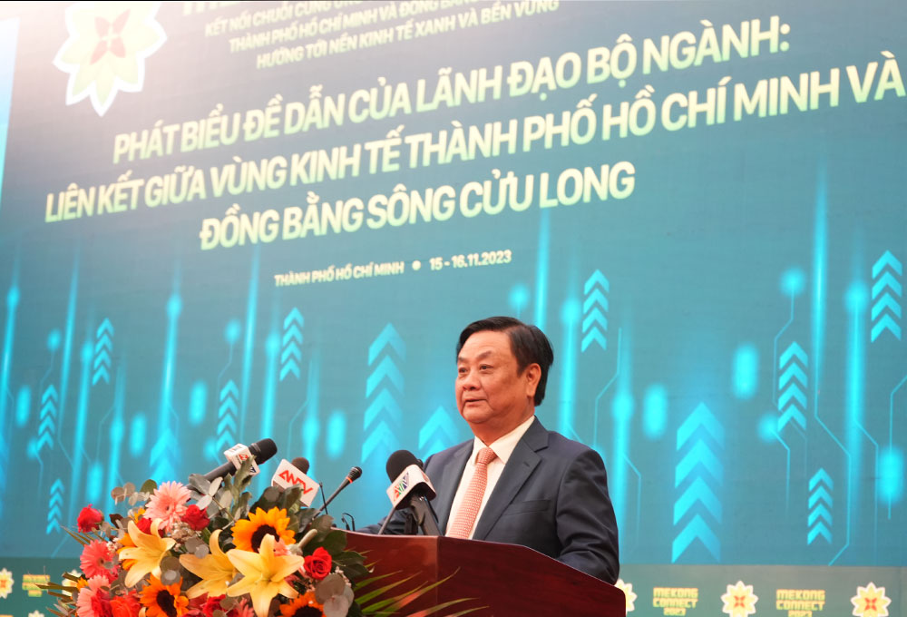 Bộ trưởng Bộ N&amp;ocirc;ng nghiệp v&amp;agrave; Ph&amp;aacute;t triển n&amp;ocirc;ng th&amp;ocirc;n L&amp;ecirc; Minh Hoan chia sẻ c&amp;acirc;u chuyện khởi nghiệp xanh. (Ảnh: Huyền Trang)