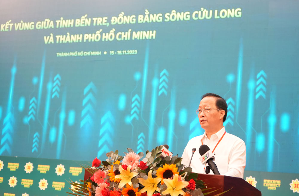 &amp;Ocirc;ng Nguyễn Tr&amp;uacute;c Sơn - Ph&amp;oacute; Chủ tịch Thường trực UBND tỉnh Bến Tre tr&amp;igrave;nh b&amp;agrave;y tham luận &amp;ldquo;Li&amp;ecirc;n kết v&amp;ugrave;ng giữa tỉnh Bến Tre, ĐBSCL v&amp;agrave; TPHCM&amp;rdquo;. (Ảnh: Huyền Trang)