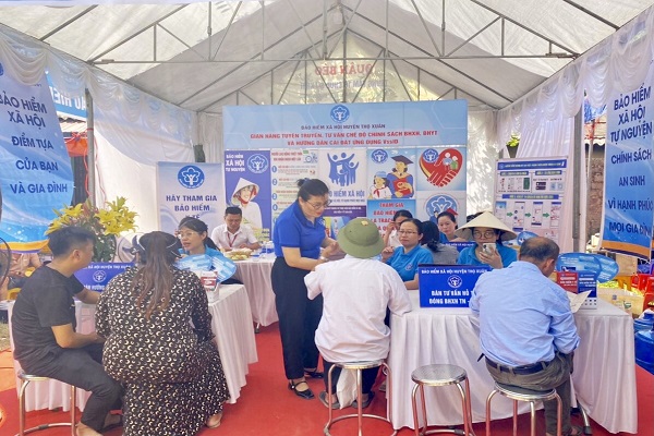 Tại Lễ hội Lam Kinh, BHXH huyện Thọ Xu&amp;acirc;n đ&amp;atilde; tổ chức một gian h&amp;agrave;ng để tư vấn cho b&amp;agrave; con khi đến tham quan lễ hội