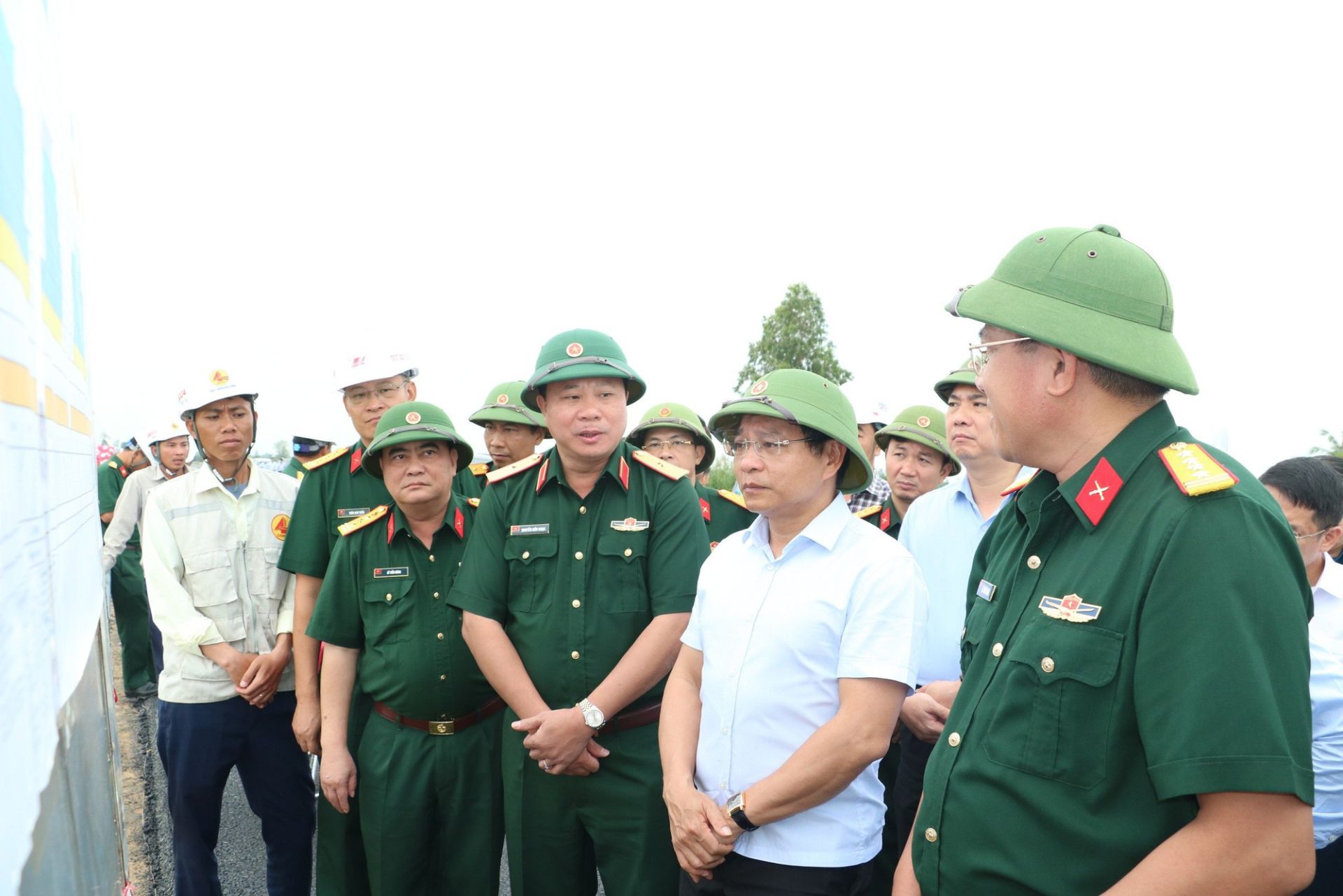 Bộ trưởng Nguyễn Văn Thắng thị s&amp;aacute;t hiện trường thi c&amp;ocirc;ng v&amp;agrave; nghe c&amp;aacute;c đơn vị li&amp;ecirc;n quan b&amp;aacute;o c&amp;aacute;o tiến độ dự &amp;aacute;n cao tốc Mỹ Thuận - Cần Thơ.