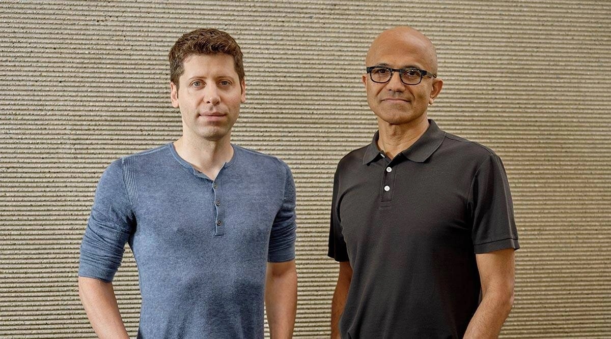 Sam Altman chụp ảnh c&amp;ugrave;ng Satya Nadella - CEO của Microsoft, một trong những nh&amp;agrave; đầu tư lớn nhất hiện nay v&amp;agrave;o OpenAI.