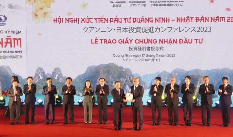 L&amp;atilde;nh đạo tỉnh Quảng Ninh trao giấy chứng nhận đầu tư cho c&amp;aacute;c doanh nghiệp Nhật Bản