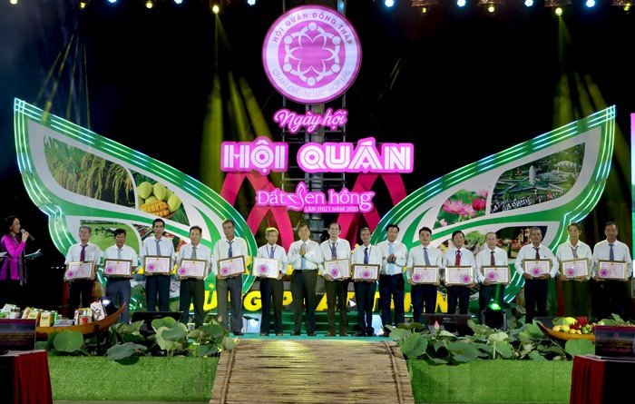 14 tập thể v&amp;agrave; 14 c&amp;aacute; nh&amp;acirc;n đạt th&amp;agrave;nh t&amp;iacute;ch xuất sắc trong tổ chức v&amp;agrave; hoạt động của m&amp;ocirc; h&amp;igrave;nh Hội qu&amp;aacute;n được vinh danh v&amp;agrave; tuy&amp;ecirc;n dương tại lễ khai mạc.