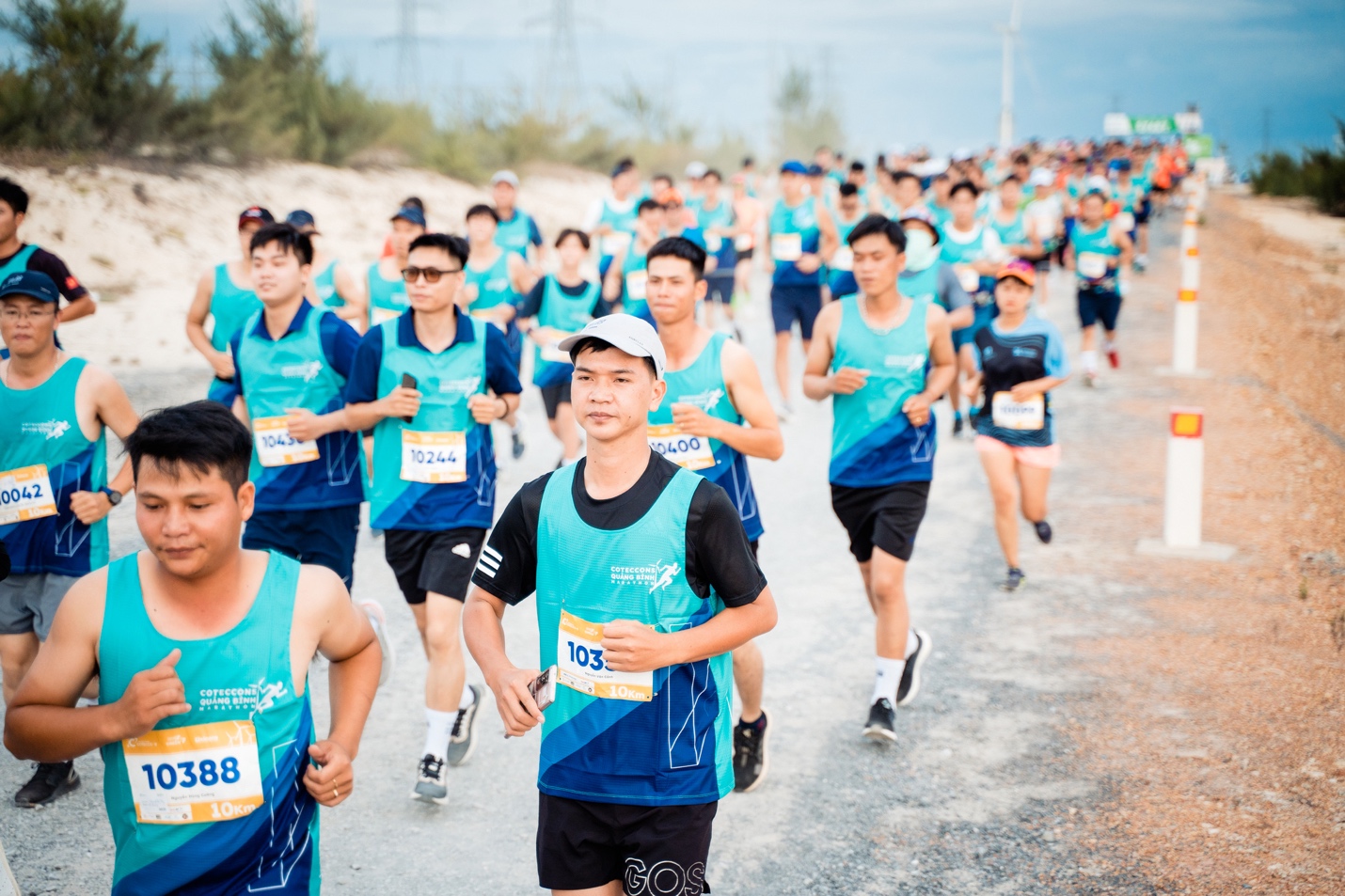 Tại giải Marathon Coteccons Quảng B&amp;igrave;nh (8-2022), Faslink đ&amp;atilde; t&amp;agrave;i trợ &amp;aacute;o chạy cho c&amp;aacute;c vận động vi&amp;ecirc;n, được l&amp;agrave;m từ vải nano - air weaving - vật liệu t&amp;aacute;i chế từ chai nhựa, vỏ nhựa. Ảnh: Faslink cung cấp