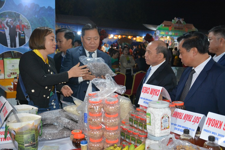 Ảnh minh họaC&amp;aacute;c đại biểu dự Li&amp;ecirc;n hoan thăm gian h&amp;agrave;ng trưng b&amp;agrave;y sản phẩm OCOP của HTX T&amp;acirc;m Cương, Đ&amp;agrave; Bắc