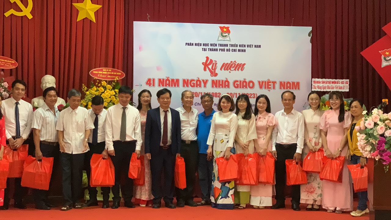 Đại diện BLL Cựu C&amp;aacute;n bộ Đo&amp;agrave;n Thanh bi&amp;ecirc;n Việt Nam ph&amp;iacute;a Nam, tặng qu&amp;agrave; đến c&amp;aacute;n bộ giảng vi&amp;ecirc;n Ph&amp;acirc;n viện Miền Nam - Học viện Thanh thiếu ni&amp;ecirc;n VN.