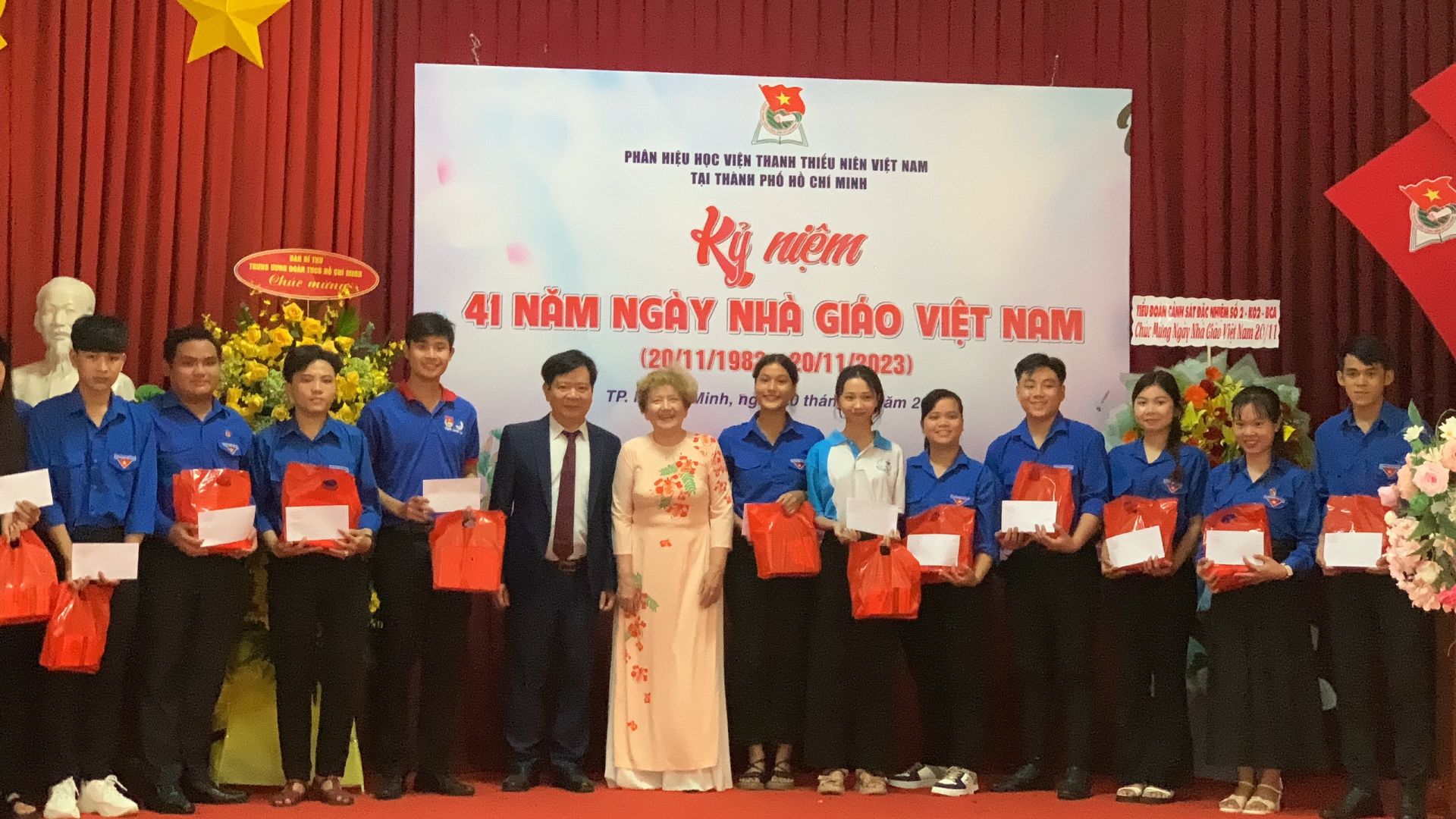 Đại diện BLL Cựu C&amp;aacute;n bộ Đo&amp;agrave;n TNVN ph&amp;iacute;a Nam tặng qu&amp;agrave; cho c&amp;aacute;c em Đo&amp;agrave;n vi&amp;ecirc;n v&amp;agrave; sinh vi&amp;ecirc;n c&amp;oacute; th&amp;agrave;nh t&amp;iacute;ch học tập tốt.